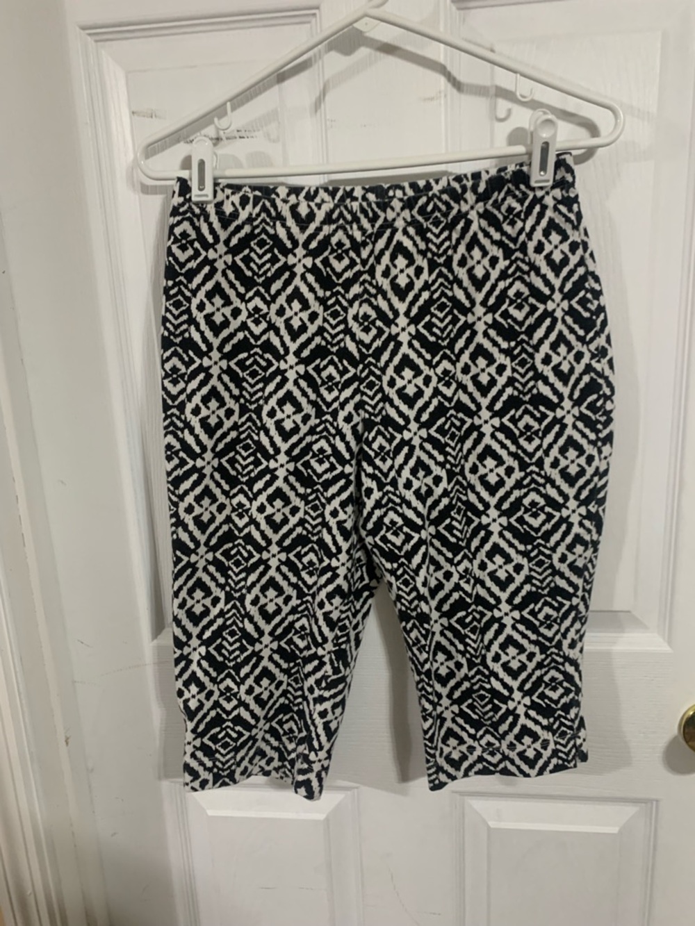 Women with Control Black and White Patterned Cropped Pants